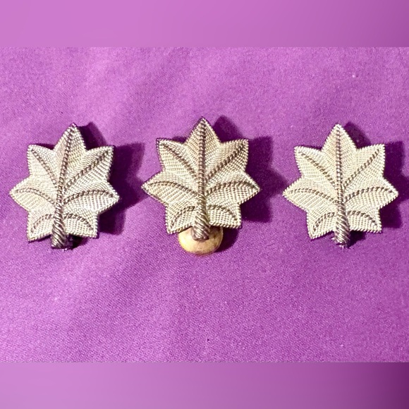 Antique Silver Lieutenant Colonel Army Oak Leaf Insignia Pins WWII Memorabilia - Picture 1 of 5